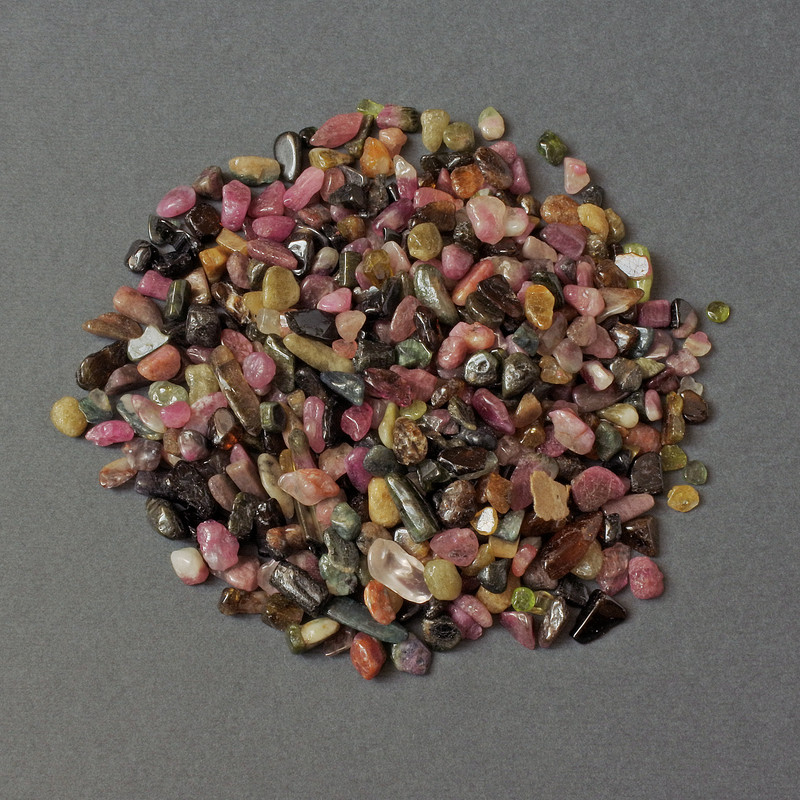 Naturalny kamień turmalinowy, drobiny bez otworu, 4-9×3-6 mm ± (na 100 g ±)