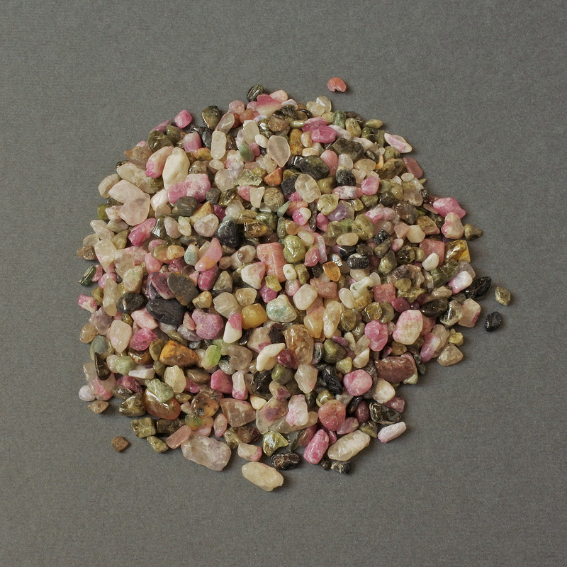 Naturalny kamień turmalin – kawałki bez otworu 4–8×3–4 mm ± (za 100 g ±)