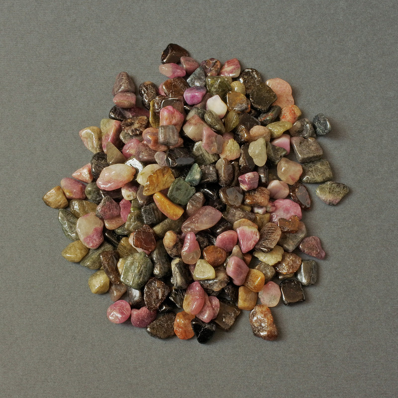 Naturalny kamień turmalin – fragmenty bez otworu 7–12×6–8 mm ± (za 100 g ±)