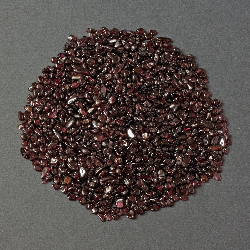 Naturalny kamień granatu - drobinka bez otworu 3-9×3-4 mm ± (za 100 g ±)
