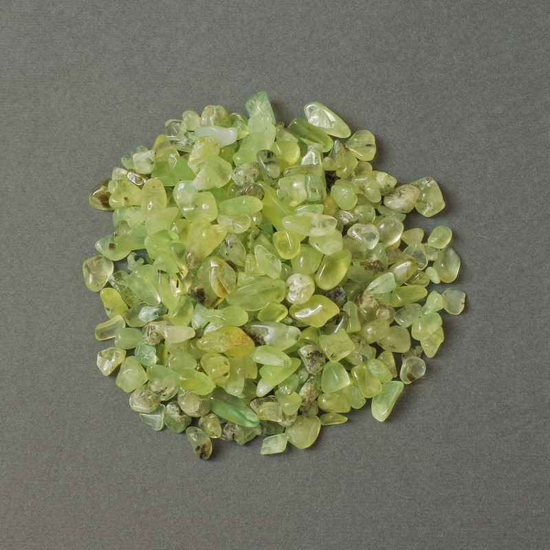 Naturalny kamień prenitu – drobina bez otworu 6–12×5–8 mm ± (za 100 g)