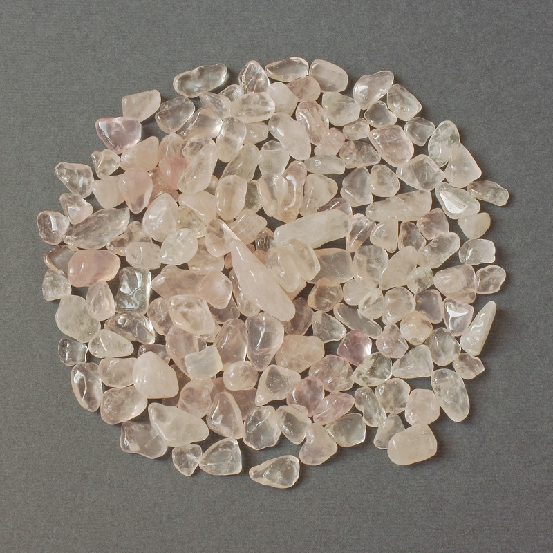 Naturalny kamień – różowy kwarc, bryłki obrobione bez otworu 8–14×6–9 mm +/- (za 100 g +/-)