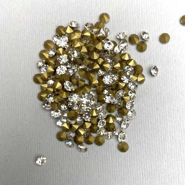 Kamienie strassowe w kolorze białym, średnica 3,7 mm (+ -) opakowanie 10 g (+ -)