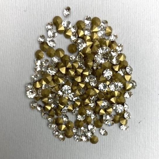 Kryształki strassowe w kolorze białym, średnica 3,8 mm (+/-), opakowanie 10 g (+/-)