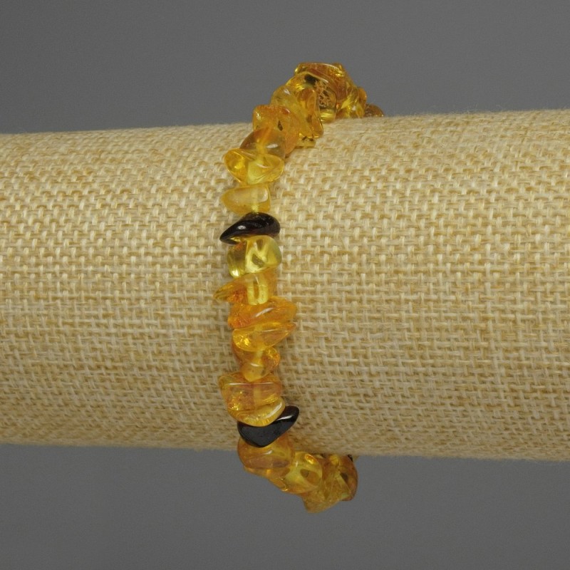 Bransoletka z bursztynowych drobinek, średnica 8×4 mm ±, długość 18 cm ±, elastyczna