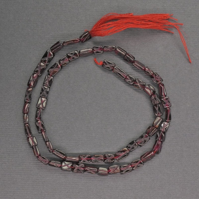 Koraliki granatu prostokątne z nacięciem, wymiary 7×4×2 mm, długość 34 cm ±