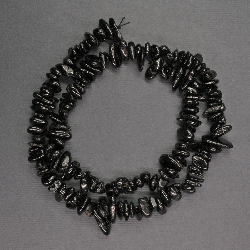 Koraliki z naturalnego kamienia – czarny turmalin, kawałki, średnica 6×4 mm, długość 41 cm
