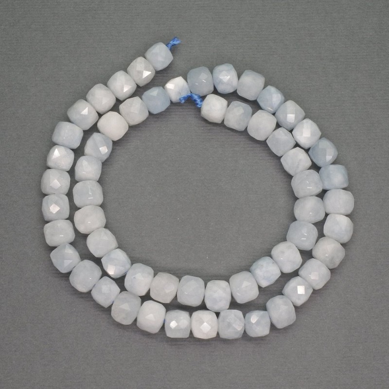Koraliki z naturalnego kamienia – akwamaryn fasetowane kostki, średnica 7 mm, długość 39 cm +/-