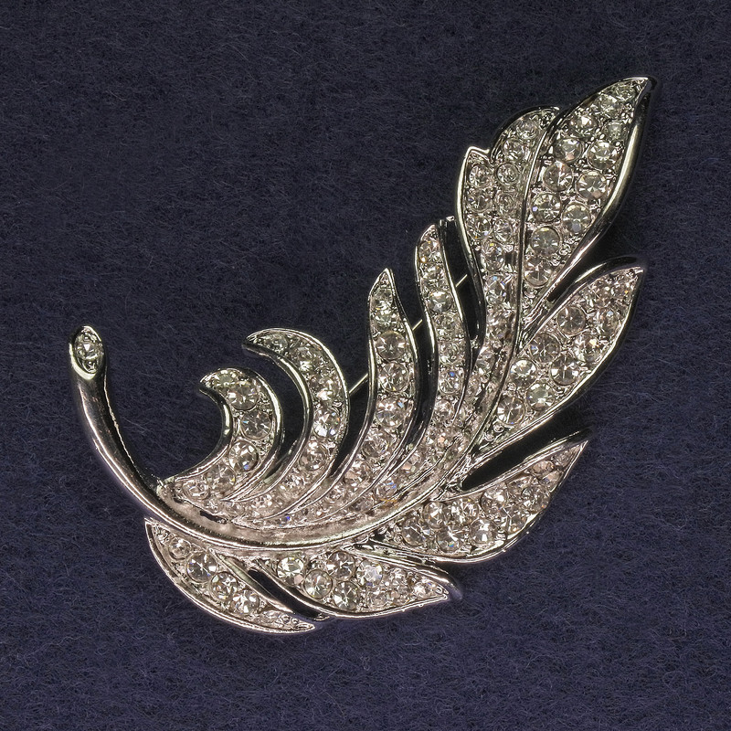 Broszka Pióra z białymi kryształami, metal srebrzysty, średnica 60×31 mm +