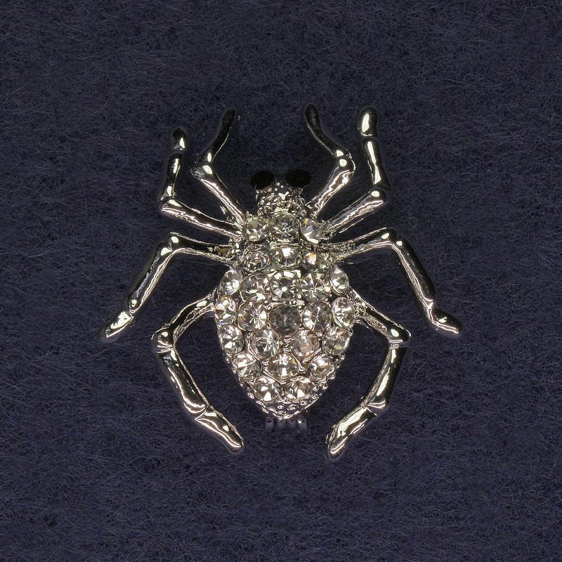 Broszka Pająk z białymi kryształami, srebrzysty metal, 29×29 mm+