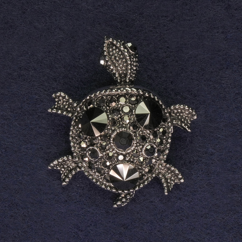 Broszka w kształcie żółwia – kolor ciemnego srebra, szare cyrkonie, metal srebrzysty, 36×31 mm+