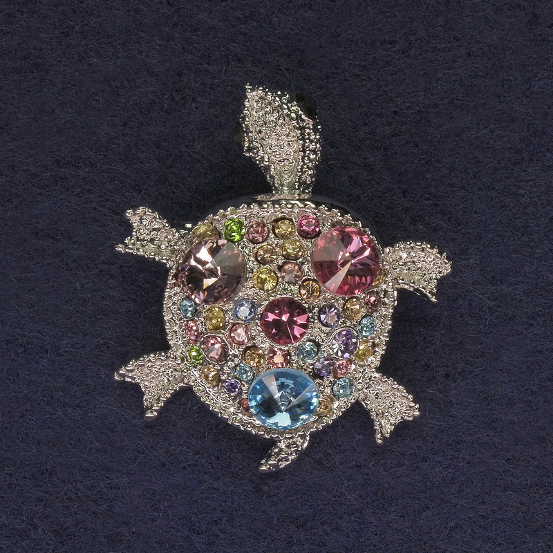 Broszka w kształcie żółwia, kolor srebrny, kolorowe kryształki, metal srebrzysty, 36×31 mm+