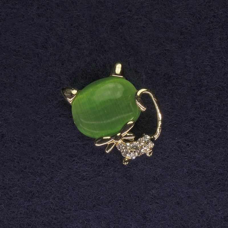 Broszka Kotka Kocie Oko kolor zielony, białe cyrkonie, złocisty metal 18×16 mm+
