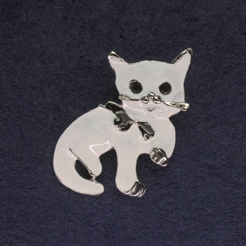 Broszka Kotka, kolor biały, emalia, czarne kryształy, srebrzysty metal, 40×23 mm