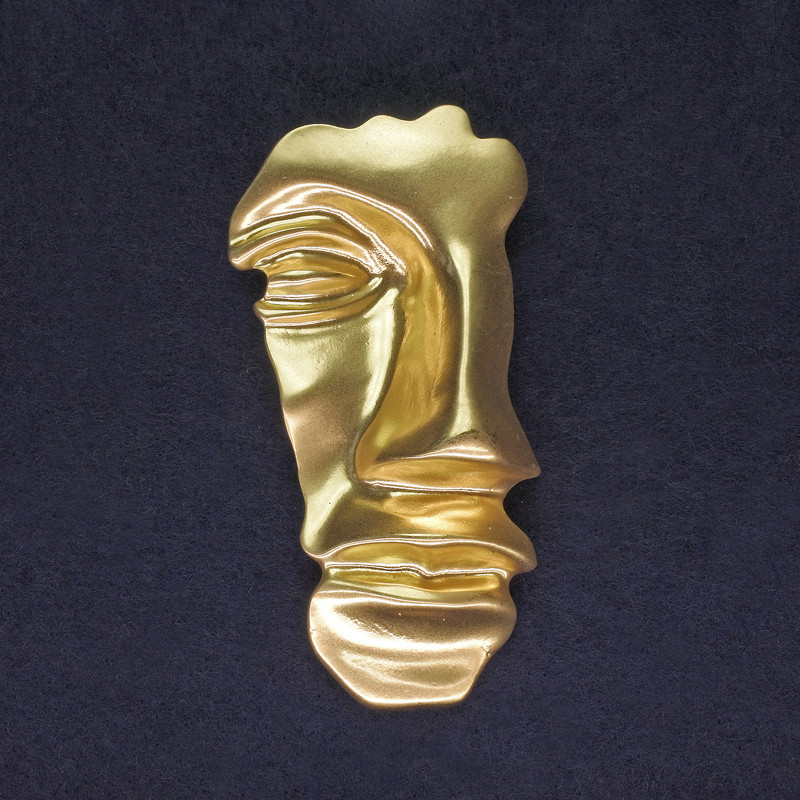 Broszka Akcent Twarz kolor matowe złoto 78×40 mm +- złoty metal