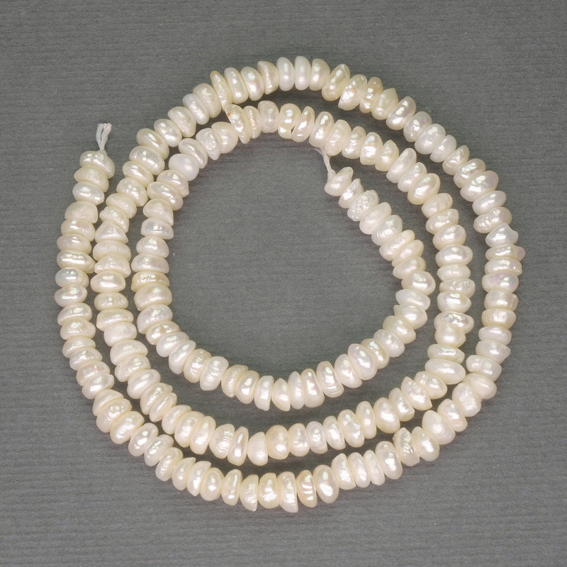 Perły rzeczne białe na nitce, średnica 2×4–4,5 mm, na nitce, długość około 36 cm+