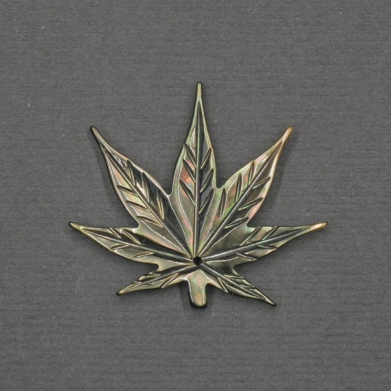Wisiorek «Liść» z zielonym perłowym połyskiem 26×30×2 mm – złoty metal