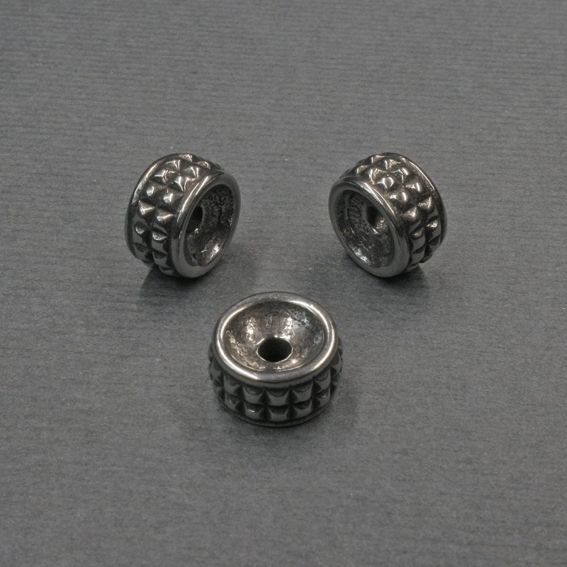 Koralik-wstawka metalowa w kolorze srebrzystym, średnica 9×5 mm, otwór około 2 mm