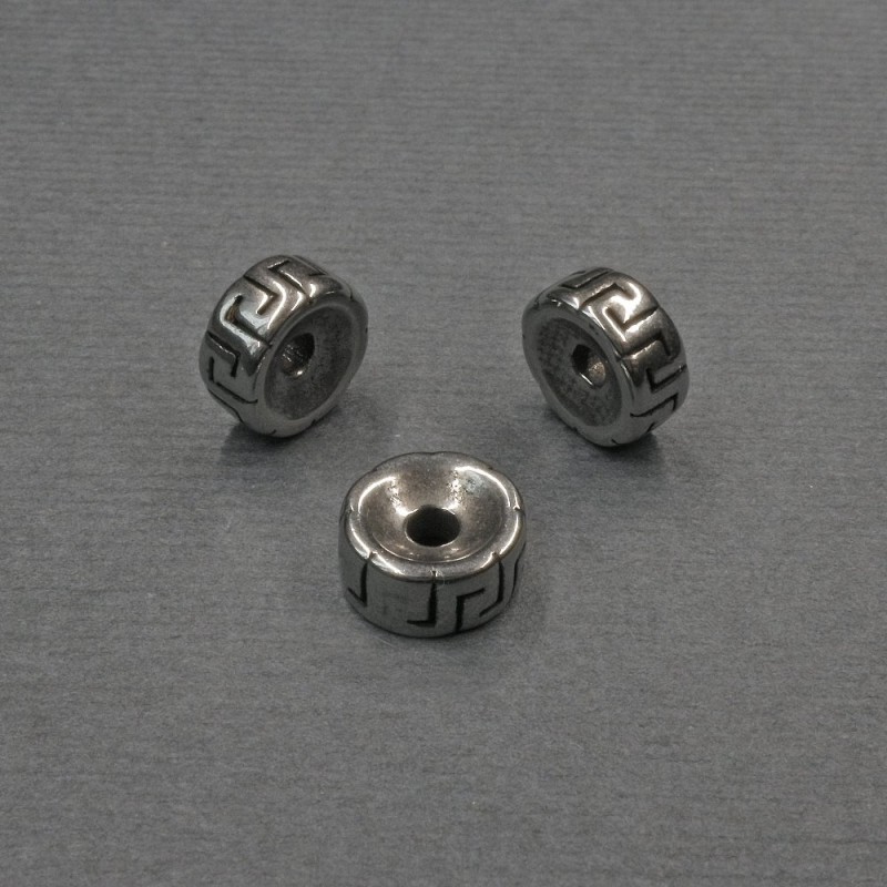 Koralik-wstawka w kolorze srebrzystego metalu, średnica 8×3,5 mm, otwór około 2 mm