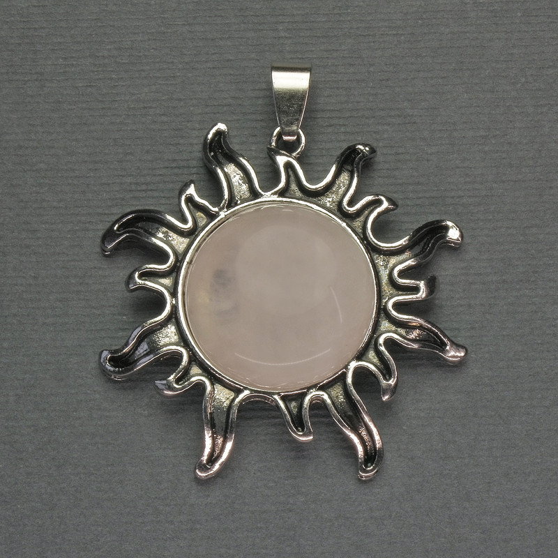 Wisiorek Słońce z różowego kwarcu, 42 mm +/-; długość 48 mm +/-; metal w kolorze srebra