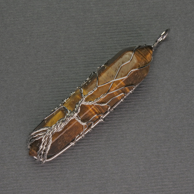 Wisiorek z tygrysiego oka, sześciokątny kryształ, 12×50×57 mm, w srebrnym opleceniu
