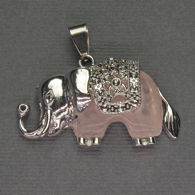 Wisiorek «Słoń» z różowego kwarcu 39×34 mm +/- srebrzysty metal