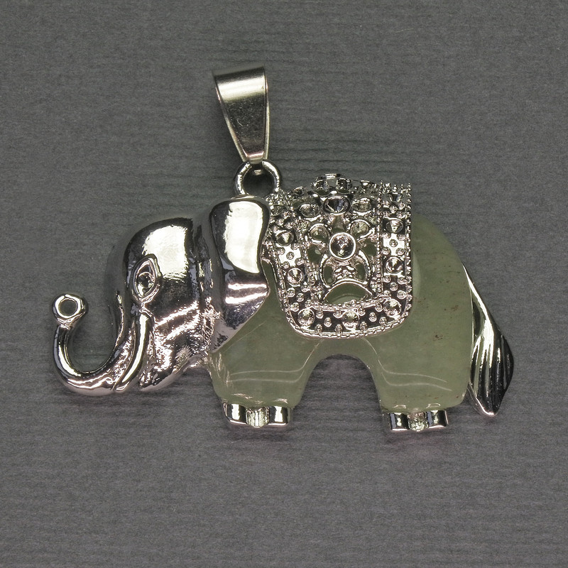Wisiorek Słoń z nefrytu 39×34 mm ± srebrzysty metal
