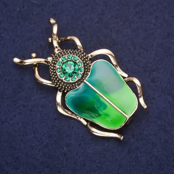 Broszka Szmaragdowy Żuk zielona emalia 55×30 mm żółty metal