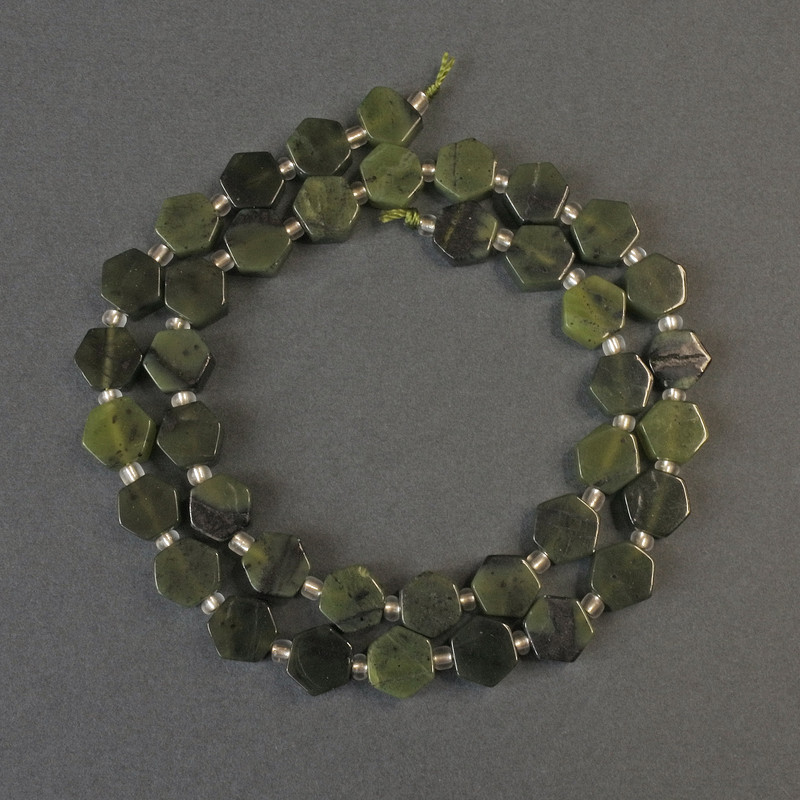 Koraliki z jadeitu kanadyjskiego w kształcie heksagonów, średnica 8 mm ±, z koralikami 3 mm ±, długość 40 cm ±, na nitce