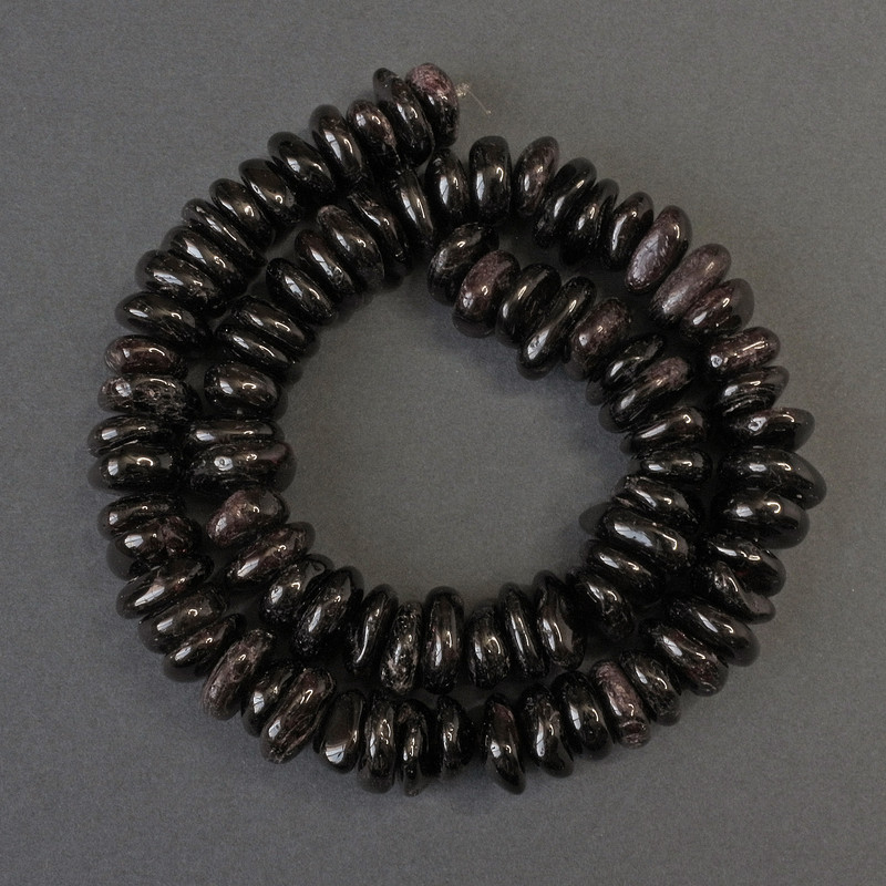 Koraliki granatu fasetowanego, średnica 10–12×5–6 mm, długość około 39 cm na nitce