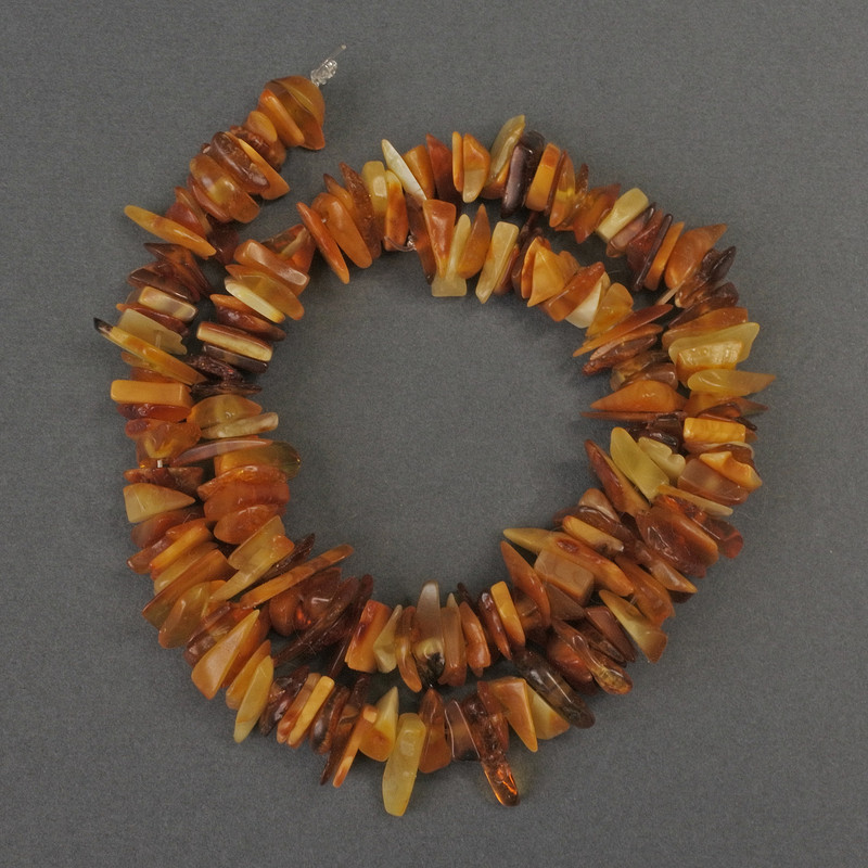 Koraliki bursztynowe – drobinki, średnica 9–14×3 mm, długość 39 cm, na żyłce
