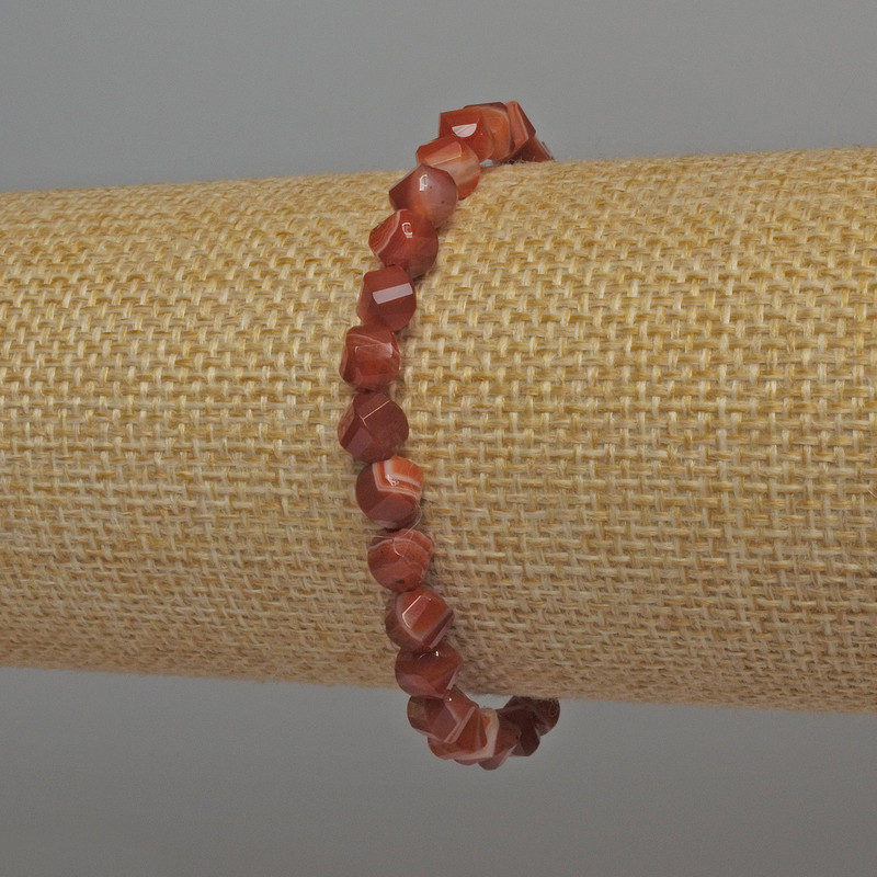 Bransoletka z karneolu fasetowanego w romby, średnica 6 mm ±, długość 18 cm ±, elastyczna