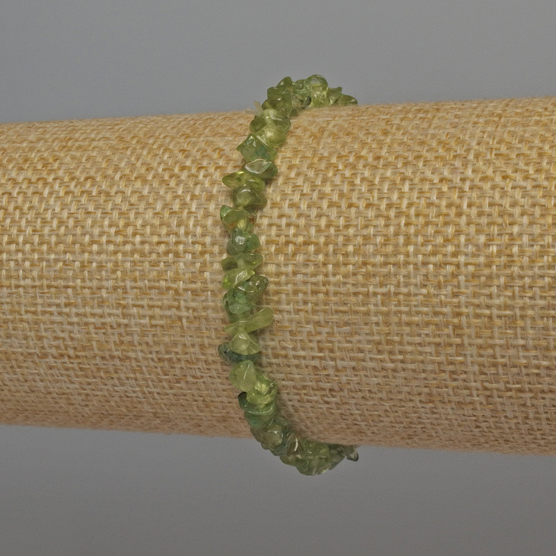 Bransoletka z drobin chryzolitu, średnica 5×3 mm ±, długość 18 cm ±, elastyczna