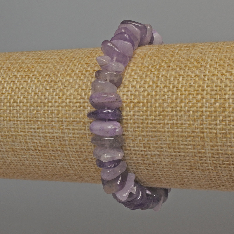 Bransoletka z ametystu w drobnych kawałkach, średnica 8–12×4 mm, długość 18 cm, elastyczna