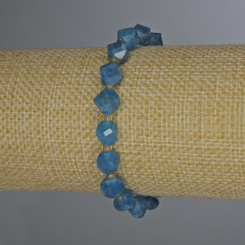 Bransoletka z apatytu fasetowanego w kształcie rombów, średnica 8×7 mm ±, z koralikami o średnicy 3 mm ±, długość 18 cm ±, na elastycznej gumce
