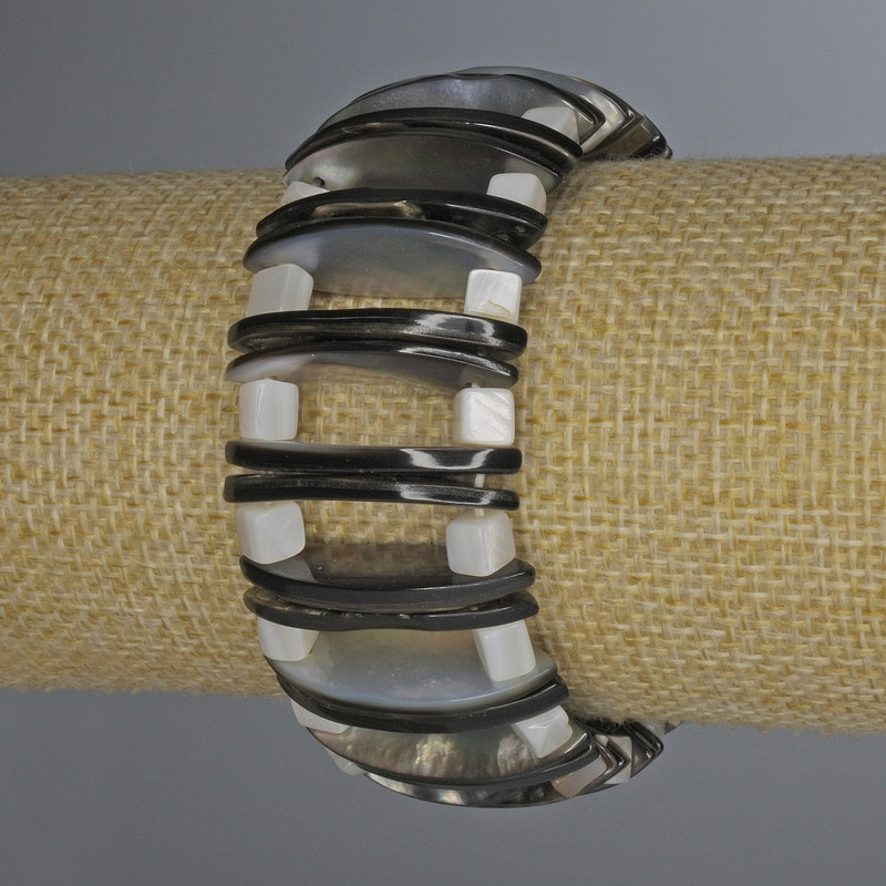 Bransoletka z chalcedonu i masy perłowej, ogniwo 28×2 mm, kostka 5 mm, grubość 9 mm, długość 18 cm, elastyczna