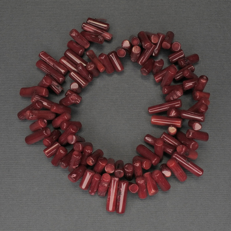 Koralowe koraliki w formie słupków, średnica 9–15×4 mm, długość 40 cm, na nitce