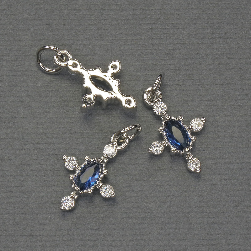 Wisiorek krzyż z białymi i niebieskimi kryształami, metal srebrzysty, średnica 16×10 mm, długość około 20 mm