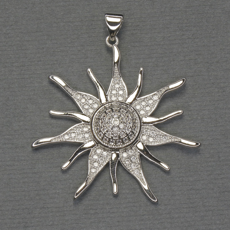 Wisiorek Gwiazdka z białymi kryształami, metal srebrzysty, średnica ok. 33 mm, długość ok. 40 mm