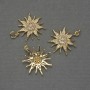 Wisiorek z gwiazdą z białymi cyrkoniami, metal złocisty, średnica ok. 20 mm, długość ok. 25 mm ±