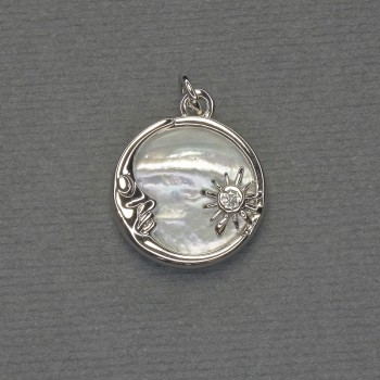 Wisiorek z masy perłowej w kształcie koła, metal srebrzysty, średnica 16 mm, długość 20 mm