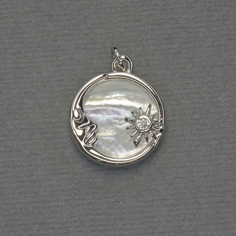 Wisiorek z masy perłowej w kształcie koła, metal srebrzysty, średnica 16 mm, długość 20 mm