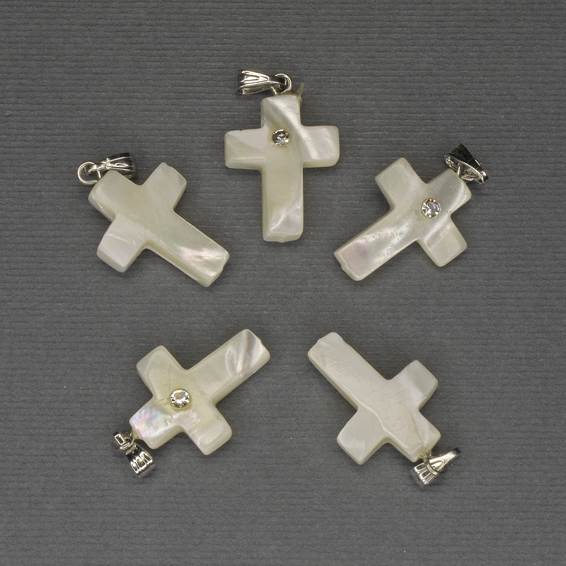 Wisiorek z masy perłowej w kształcie krzyża 30×20×15 mm ± białe cyrkonie, srebrzysty metal
