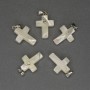 Wisiorek z masy perłowej w kształcie krzyża 30×20×15 mm ± białe cyrkonie, srebrzysty metal