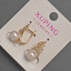 Kolczyki Xuping z białymi kryształami i perłą Majorki, średnica ok. 8 mm, długość ok. 20 mm, pozłacane 18K