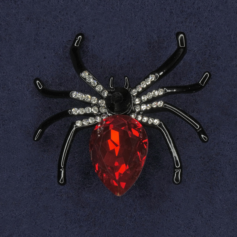 Broszka Pająk z białymi kryształami, czerwonym kryształem, emalią i czarnym metalem, 42×42 mm+