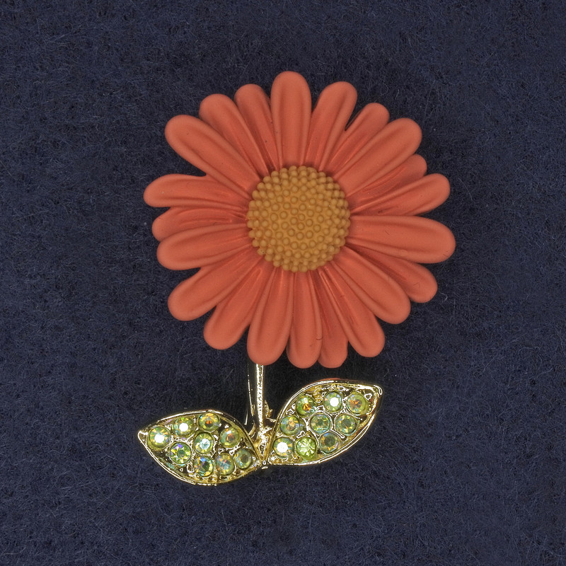 Broszka Rumianek z błękitnymi kryształkami, emaliowana, metal złocisty, 39×32 mm+