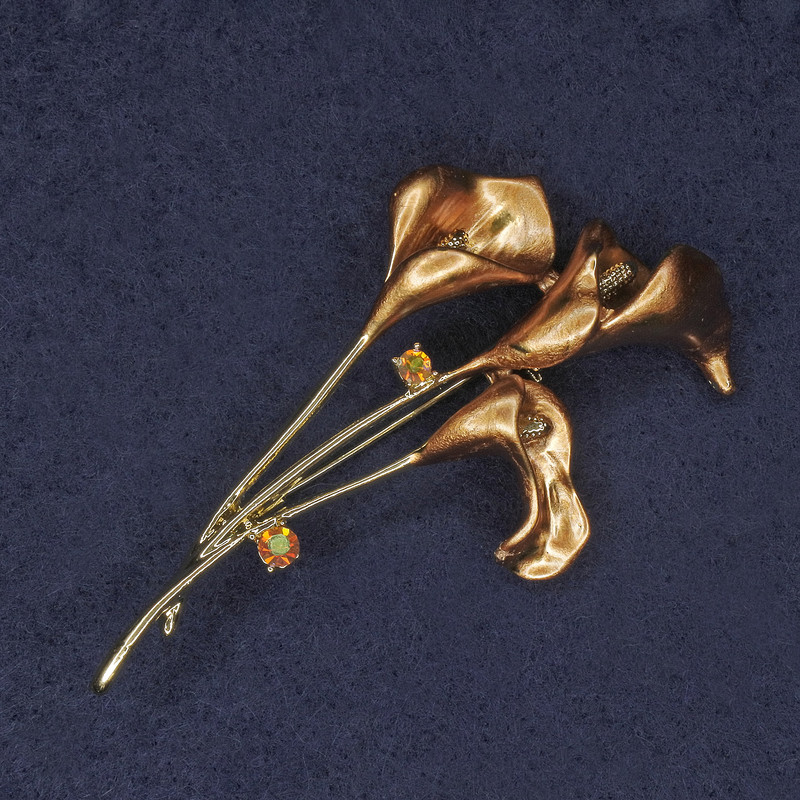 Broszka Calla z kryształami, brązowa emalia, metal złocisty 35×60 mm+