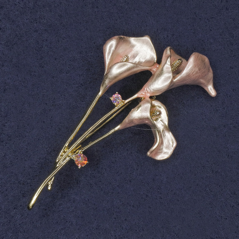 Broszka Kala z kryształkami, różowa emalia, złocisty metal 35×60 mm+