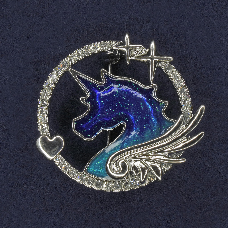 Broszka Jednorożec z białymi kryształami, emaliowana, metal srebrzysty, 30×32 mm+